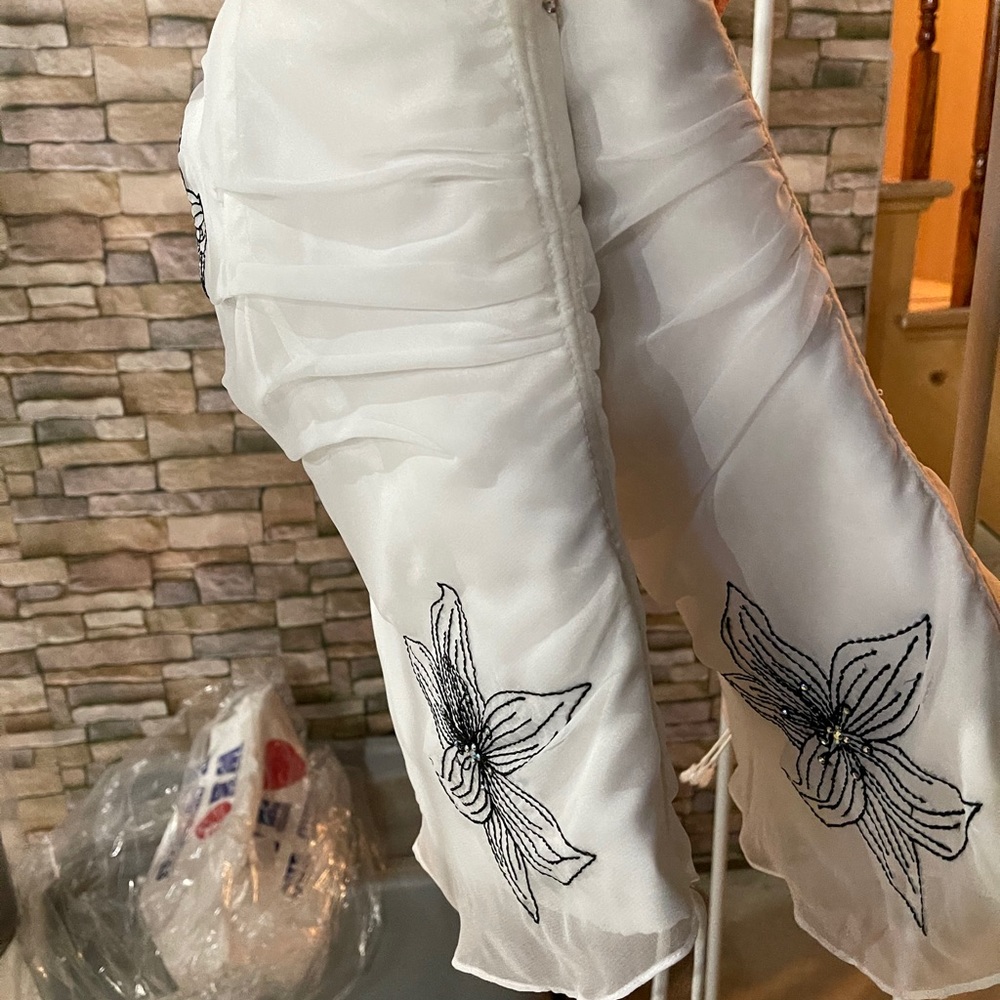 White Top - Picture 2 of 4